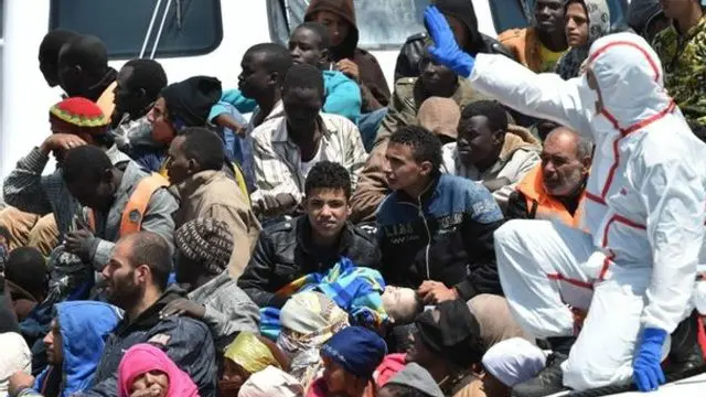 اٹلی کے کوسٹ گارڈ کے مطابق انھیں جمعے کو 17 مختلف کشتیوں سے پریشانیوں کی اطلاعات ملیں