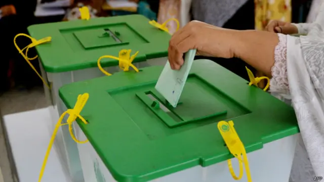 پاکستان تحریک انصاف نے عام انتخابات میں مبینہ دھاندلی کے خلاف گذشتہ برس پارلیمنٹ ہاؤس کے سامنے دھرنا دیا تھا