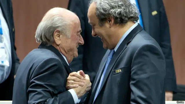 هنأ ميشيل بلاتيني بلاتر بفوزه رغم أنه كان قد نصحه منذ ايام فقط بالاستقالة