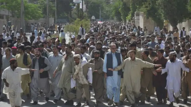 اعلی وزیر عبدالمالک بلوڅ له احتجاج کونکو سره د خبرو لپاره د غونډې ځای ته ورغلی دی