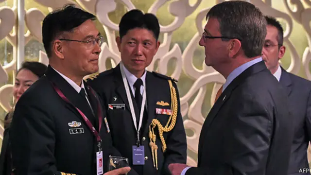 出席會議的中國人民解放軍副總參謀長孫建國與美國國防部長卡特交談。