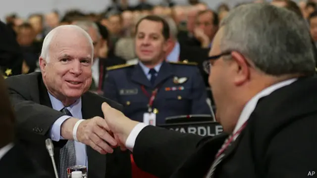 麦凯恩（左）透露，由于中国在亚太地区咄咄逼人的行为，参议院军委会计划在下周推动国会逐步取消对越南的武器装备禁运。