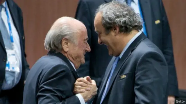 尽管欧洲足联主席普拉蒂尼（右）曾经呼吁布拉特下台，对方当选连任后还是做出祝贺。