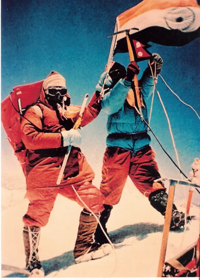 मेजर अहलूवालिया, फू दोरजी एवरेस्ट पर