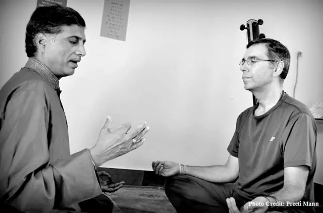 रमाकांत गुंदेचा अपने शिष्य को रियाज़ करवाते हुए.