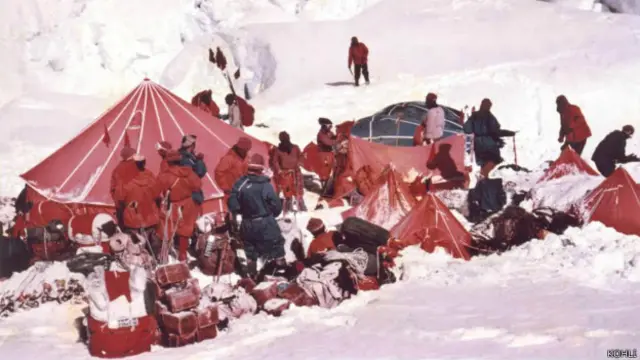 खुम्बू आइस फॉल से पहले कैम्प का दृश्य