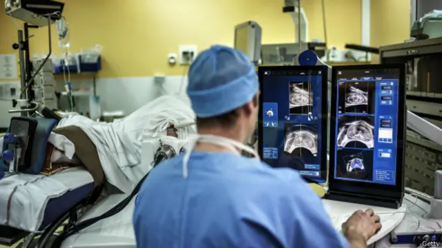 Los datos obtenidos con el escáner tras inyectar el tecnecio se usan para crear una imagen tridimensional de lo que está ocurriendo en el cuerpo.