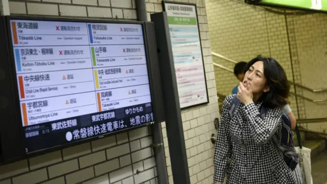 El terremoto estremeció los edificios de Tokio y sus alrededores, provocando la suspensión de los servicios de tren en la región.