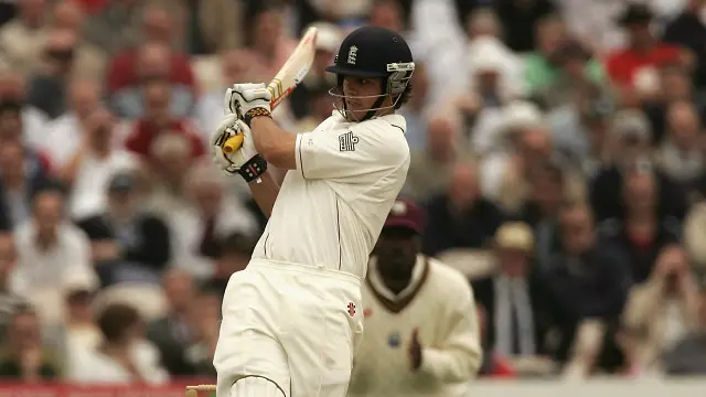 په لومړۍ پاړۍ کې د پاکستان لپاره شعيب ملک غبرګه سليزه ووهله او د انګلستان لپاره السټر کوک 