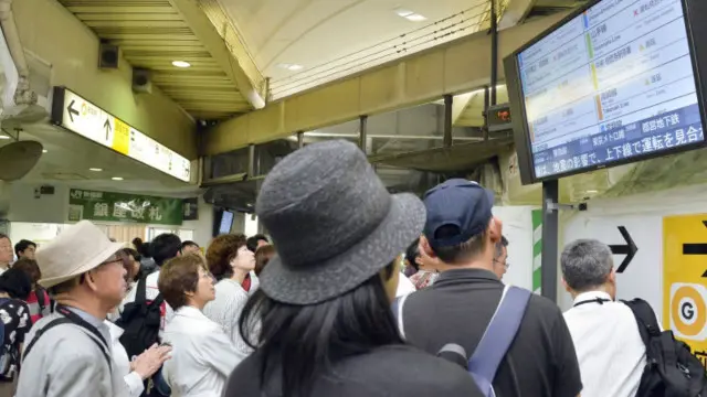 رفت و آمد برخی از قطارها در شهر توکیو پایتخت ژاپن در جریان زلزله متوقف شد