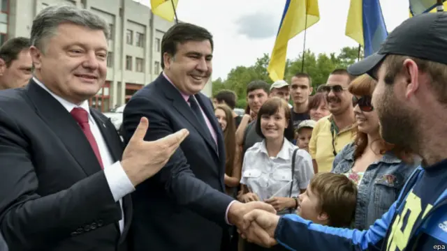 乌克兰总统波罗申科和萨卡什维利会见民众