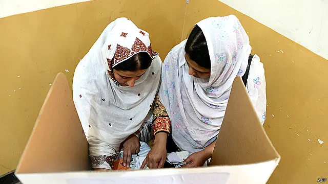 اکثر مبصرین جماعت اسلامی اور عوامی جمہوری اتحاد کی طرف سے دھاندلی سے متعلق بیانات پر تنقید بھی کررہے ہیں