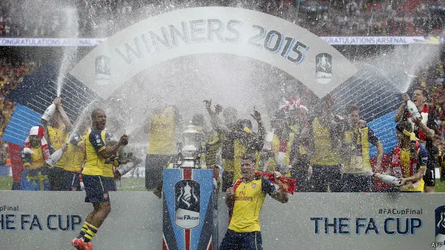 لاعبو الأرسنال يحتفون بحصولهم على كأس الاتحاد الإنجليزي للمرة الـ12. 