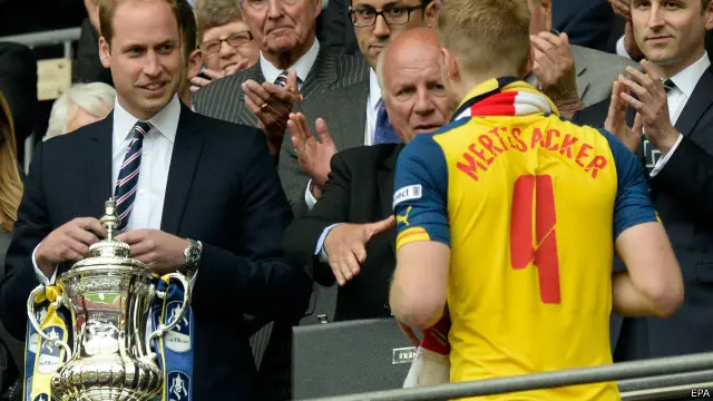 الأمير وليام يحي كابتن الأرسنال بير ميرتساكر عقب فوزه بالنهائي. 