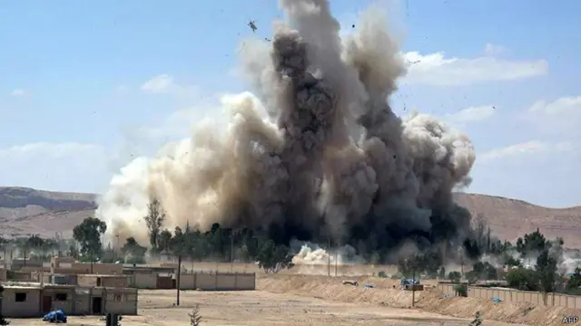 عرض التنظيم شريطا مصورا يقول إنه يمثل لحظة نسف السجن