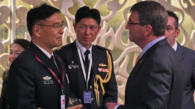 Bộ trưởng Quốc phòng Mỹ Ashton Carter trò chuyện với Đô đốc Trung Quốc Tôn Kiến Quốc tại Đối thoại Shangri-La