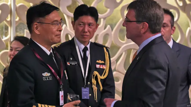 孙建国(左)与卡特(右)在香格里拉对话部长级午餐会上碰面(30/5/2015)