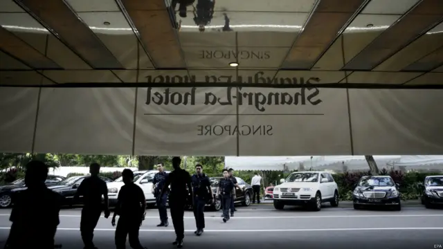 大批新加坡警员进入香格里拉酒店（31/5/2015）