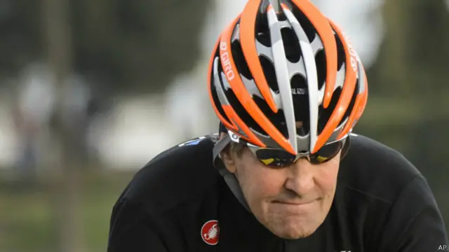 وزیر خارجه آمریکا پس از گفتگوهایی فشرده درباره برنامه اتمی ایران در ژنو به دوچرخه سواری رفته بود