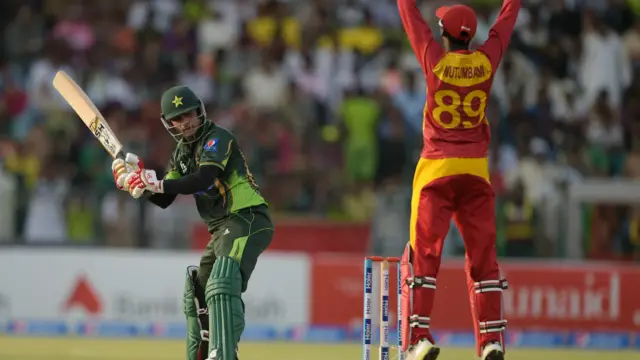 حفیظ نے سیریز میں اپنی دوسری اور مجموعی طور پر 25ویں نصف سنچری بنائی اور 80 رنز بنانے کے بعد سکندر رضا کی پہلی ہی گیند پر ایل بی ڈبلیو ہوگئے۔