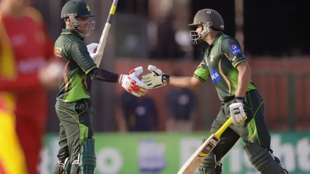 اس میچ کے لیے پاکستانی ٹیم میں دو تبدیلیاں کی گئی ہیں اور محمد سمیع اور حارث سہیل کی جگہ جنید خان اور بابر اعظم یہ میچ کھیل رہے ہیں۔ بابر اعظم کا ایک روزہ انٹرنیشنل کرکٹ میں یہ پہلا میچ تھا۔