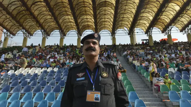 زمبابوے کے دورے کے موقعے پر سکیورٹی کے انتہائی سخت انتظامات کیے گئے ہیں اور میچ کے دوران سٹیڈیم کے اطراف میں ہزاروں پولیس اہلکار تعینات تھے۔