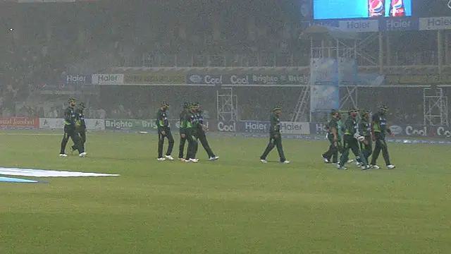لائٹ ٹاور خراب ہونے کے باعث 15 منٹ کھیل رکا لیکن اس کے بعد طوفانی ہوائیں اور بارش کے باعث میچ مکمل نہ ہو سکا۔