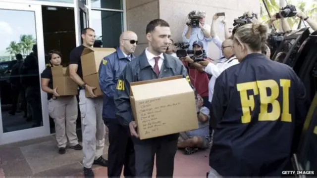 محققو مكتب التحقيقات الفيدرالية يتحفظون على مستندات بعد اعتقال عدد من مسؤولي الفيفا