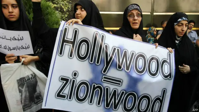 اس واقعاتی مزاح یا ’سچوئیشنل کامیڈی‘ میں ان مغربی فلموں کی بھی عکاسی ہے جنہیں ایران مخالف کہا جاتا ہے