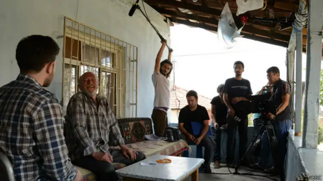 قاری کی فلم وہ ذریعہ لگتی ہے جس کی مدد سے وہ مغرب کا مذاق اڑانا چاہتے ہیں