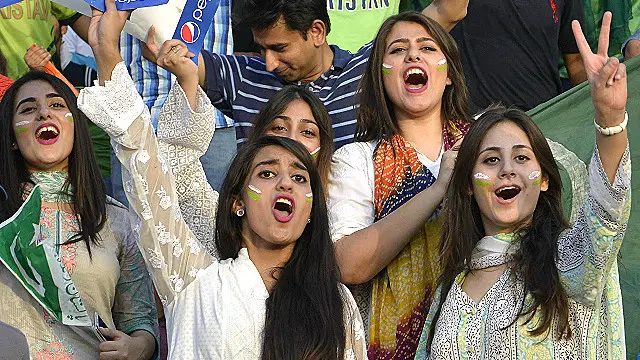 پاکستانی شائقین کرکٹ کو چھ سال بعد ملک میں بین الاقوامی کرکٹ دیکھنے کو ملی