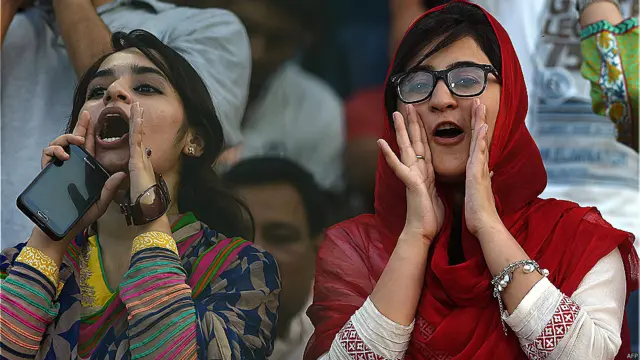 پاکستان اور زمبابوے کے مابین ایک روزہ کرکٹ میچوں کی سیریز کا تیسرا اور آخری میچ دیکھنے کے لیے قذافی سٹیڈیم میں تماشائیوں کی بڑی تعداد موجود تھی۔