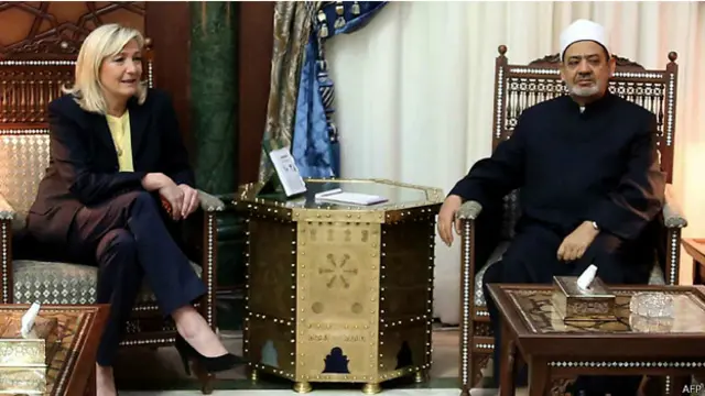 انتقد شيخ الأزهر اثناء اجتماعه بلو بان ما وصفها "بمواقف الجبهة الوطنية الفرنسية المعادية للاسلام والمسلمين"