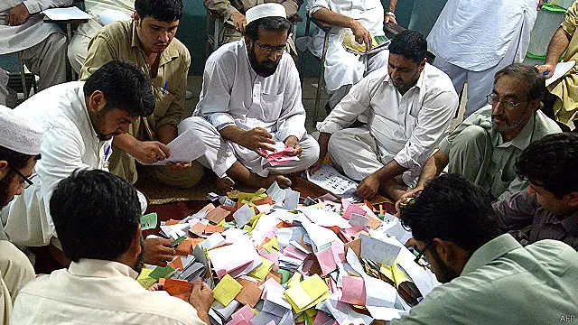 کئی شہری علاقوں میں سیاسی جماعتوں کے کارکن کھولے عام اسلحہ کی نمائش کرتے ہوئے نطر آئے جس سے پولنگ کا ماحول کشیدگی کا شکار رہا