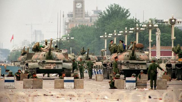 北京长安大街上的坦克（6/6/1989）