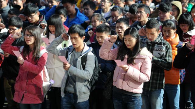 安徽大学学生宣读遵守中国宪法和法律的誓词（新华社图片4/12/2014）