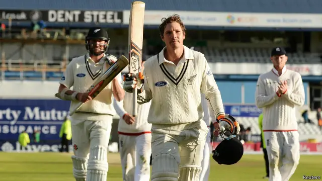 بی جے واٹلنگ 120 رنز بنا کر جیمز اینڈرسن کی گیند پر کیچ آؤٹ ہوئے