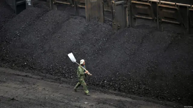 辽宁沈阳某铁路货运站的煤炭堆（资料图片）