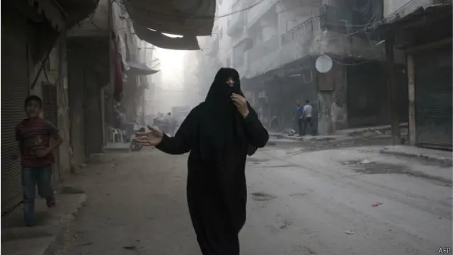 Halep'in kuzeyinde 30 Mayıs 2015'te hükümet güçleri ile isyancılar arasındaki çatışmalardan kaçan bir kadın.