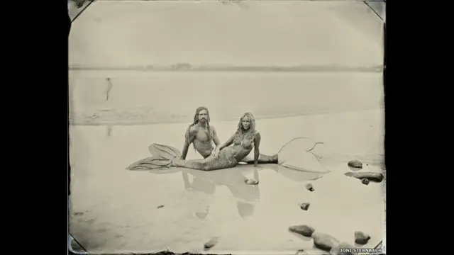 Su trabajo plasma "la relación simbiótica entre los surfistas y su medio ambiente". Esta pareja posa en Main Beach, Byron Bay, Nueva Gales del Sur, Australia