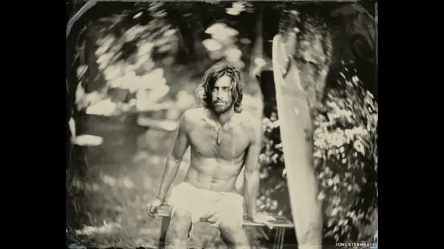 Utilizando la técnica del siglo XIX del procesamiento fotográfico del colodión húmedo y desarrollando las imágenes en un cuarto oscuro en el mismo sitio, cada placa refleja las condiciones del lugar en el que fue tomada la foto. Es el caso de Dave, sentado en su granja en Nueva Gales del Sur, Australia.