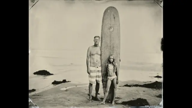 Todas las imágenes, como la de Andy y Muriel en la playa de Jalama, en Lompoc, California, en 2011, fueron recopiladas por Joni Sternbach en un libro, Surf Site Tin Type.