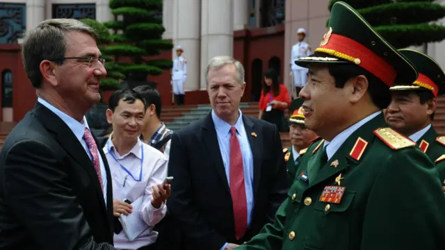 Bộ trưởng Quốc phòng Mỹ Ashton Carter đang thăm Việt Nam và gặp Bộ trưởng Quốc phòng Phùng Quang Thanh.