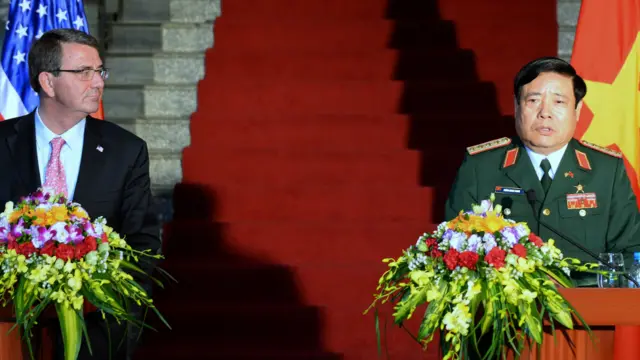 Bộ trưởng Quốc phòng Việt Nam Phùng Quang Thanh giải thích về việc củng cố các đảo của Việt Nam tại Trường Sa.