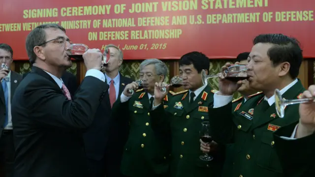 Bộ trưởng Quốc phòng Mỹ Ashton Carter nâng cốc với các tướng lĩnh Việt Nam sau khi hai nước ký Tuyên bố tầm nhìn chung.