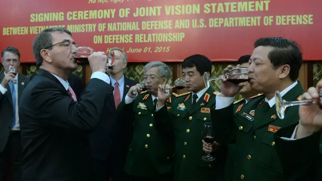 Bộ trưởng Ashton Carter vừa thăm Hà Nội