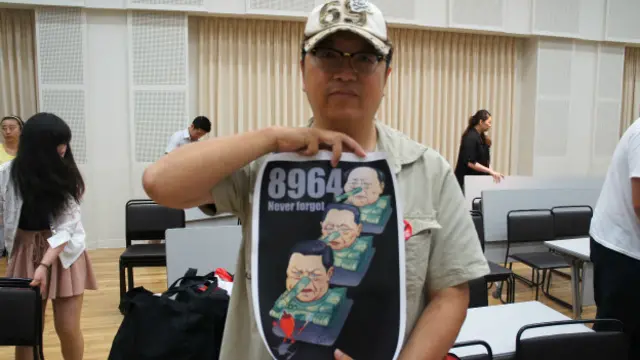 “变态辣椒”王立铭对BBC中文网记者展示他为纪念六四创作的时政漫画