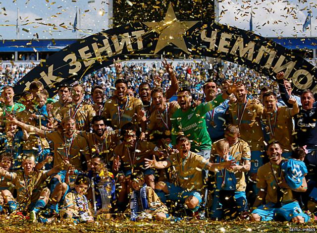 Sobre el campo, los jugadores y cuerpo técnico del Zenit celebraron de forma más tradicional.