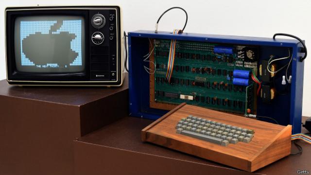 Ejemplar de Apple-I, el primer modelo de computadora creada por Apple, en 1976. 