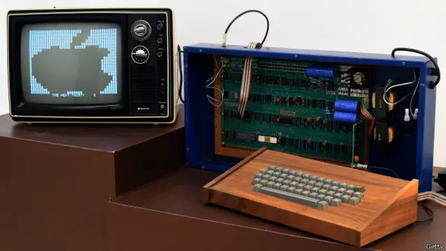 Ejemplar de Apple-I, el primer modelo de computadora creada por Apple, en 1976.